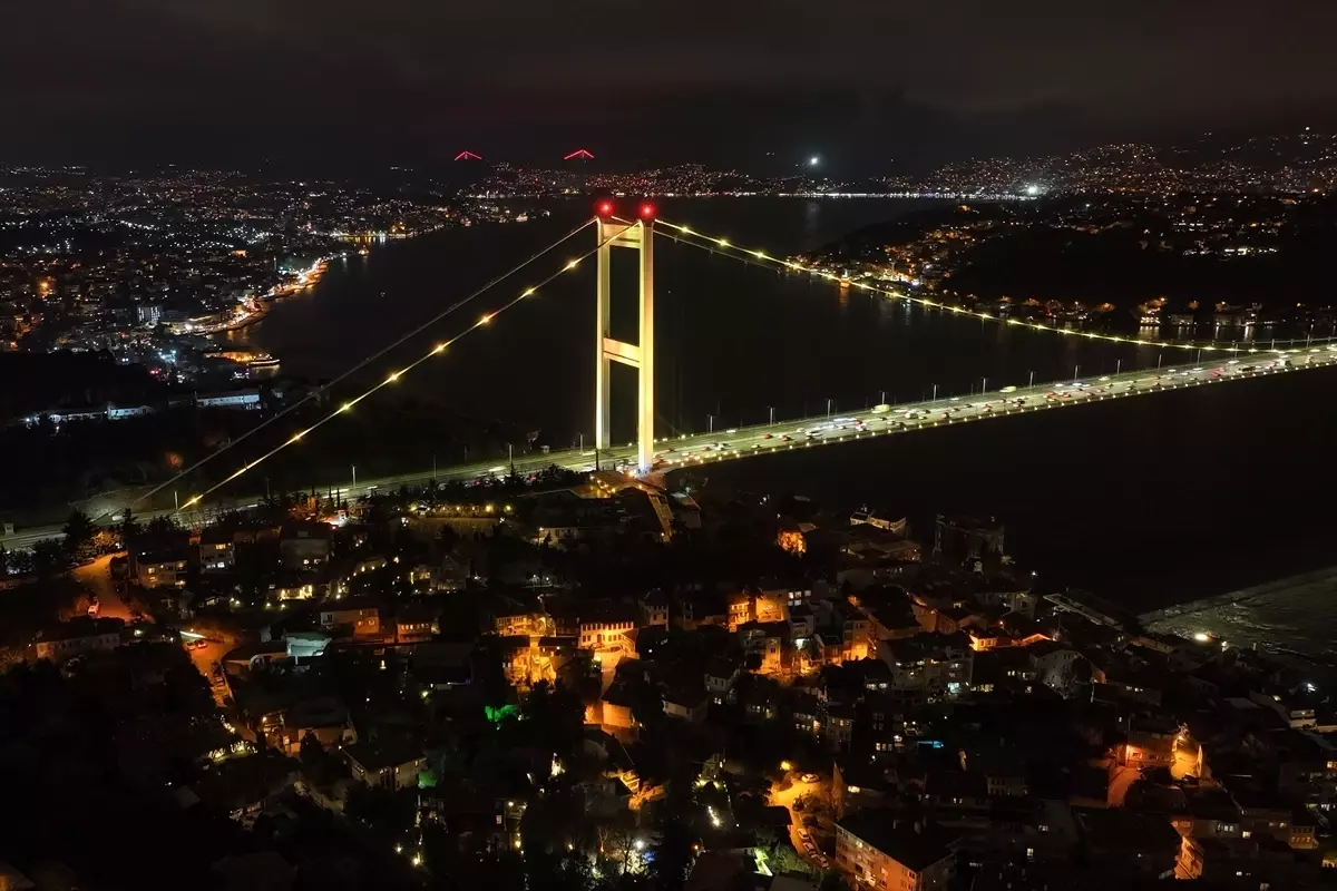 Fatih Köprüsü'nde Endometriozis Farkındalığı İçin Sarı Işık Gösterisi