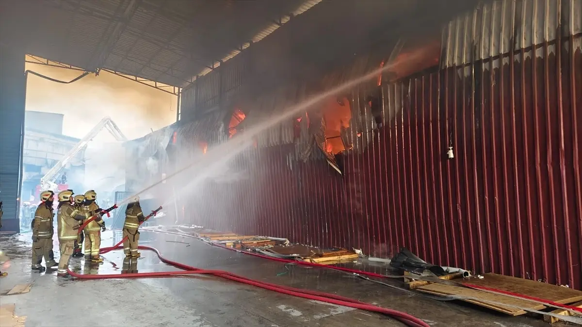 İzmir Karabağlar’da Atölye Yangını Kontrol Altına Alındı