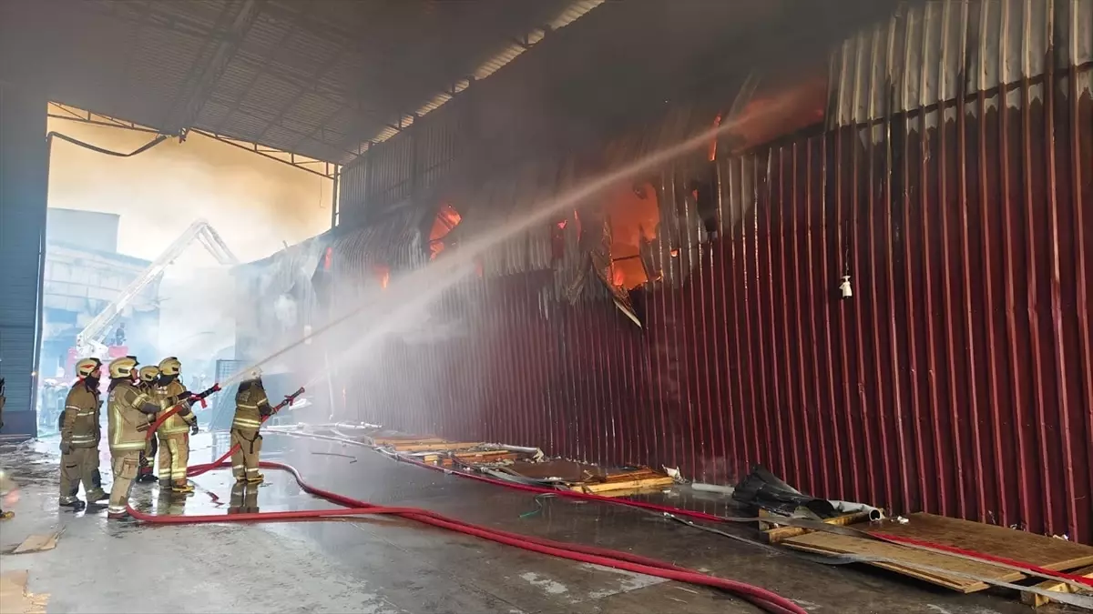 İzmir Karabağlar’da Şiddetli Yangın: 3 Atölye ve 2 Depo Alev Aldı