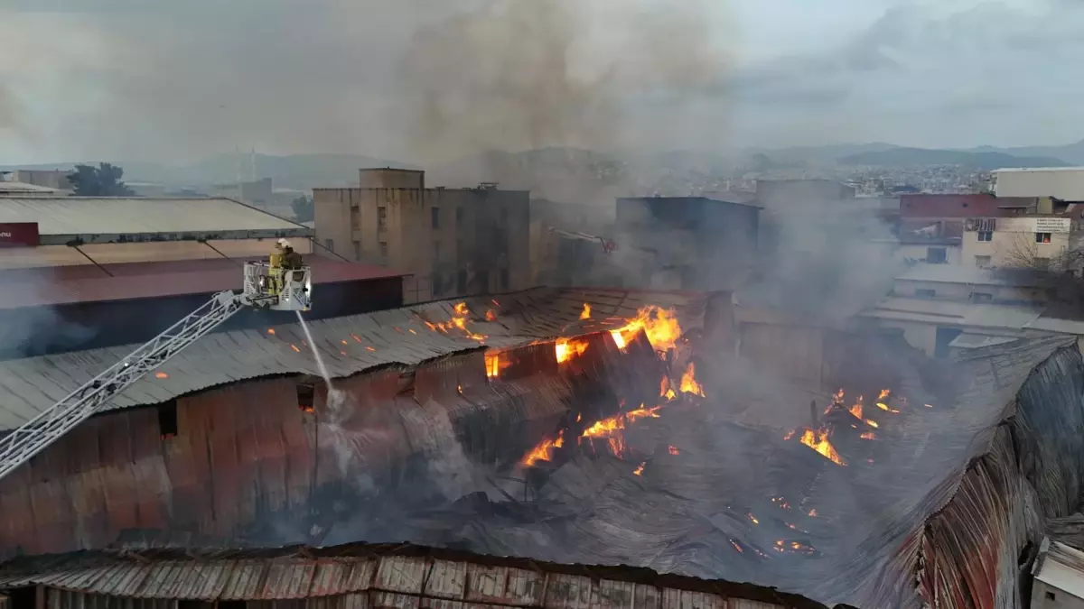 İzmir Buca’da Büyük Yangın 6 Saatte Kontrol Altına Alındı