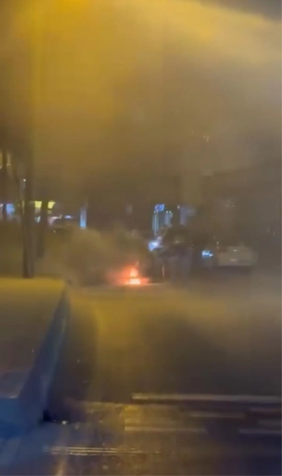 Küçükçekmece'de Seyir Halindeki Araçta Ani Yangın: İtfaiye Hızla Müdahale Etti