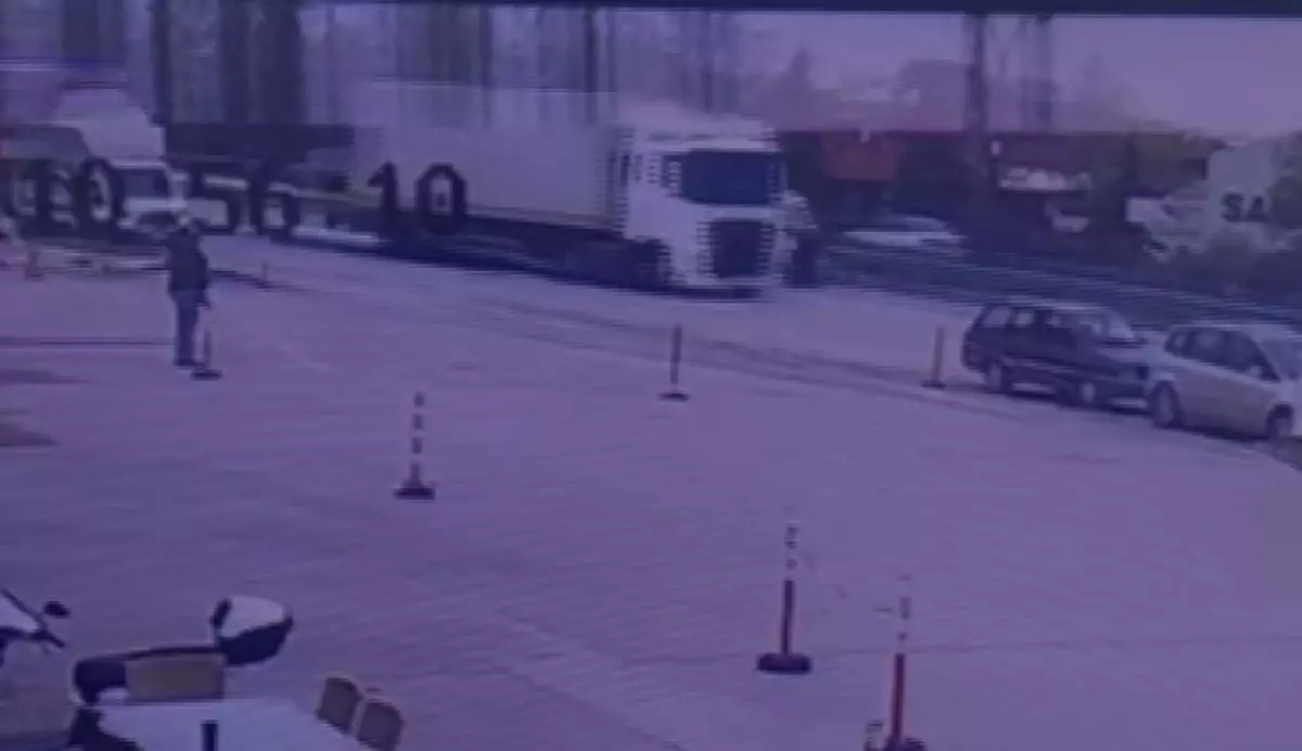 Salihli'de 79 Yaşındaki Yaşlı Adamı Minibüs Çarptı: Ağır Yaralı