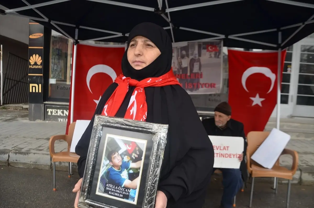 Muş'ta Aileler DEM Parti Önünde Çocukları İçin Protesto Düzenledi