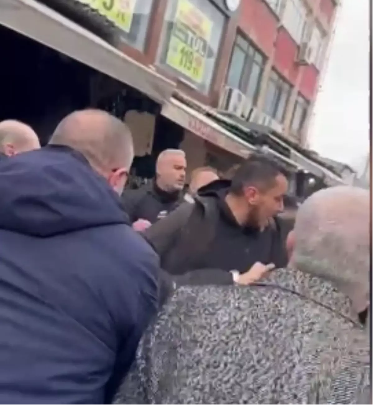 Adapazarı'nda Seyyar Satıcı ve Zabıta Görevlileri Arasında Şiddetli Çatışma: 2 Zabıta Yaralandı