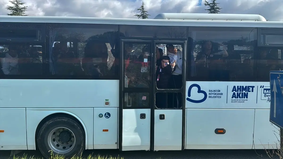 Uşak'ta Balıkesirspor Taraftarlarını Taşıyan Otobüse Taşlı Saldırı Gerçekleşti