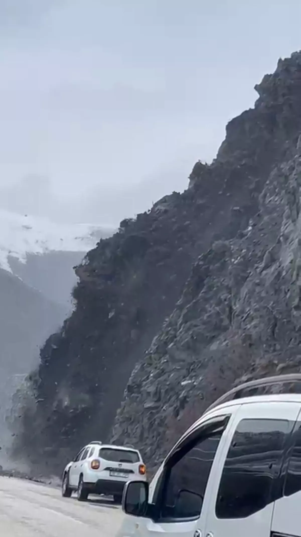 Yüksekova’da Heyelan: Araçlar ve Yollar Tehlikede