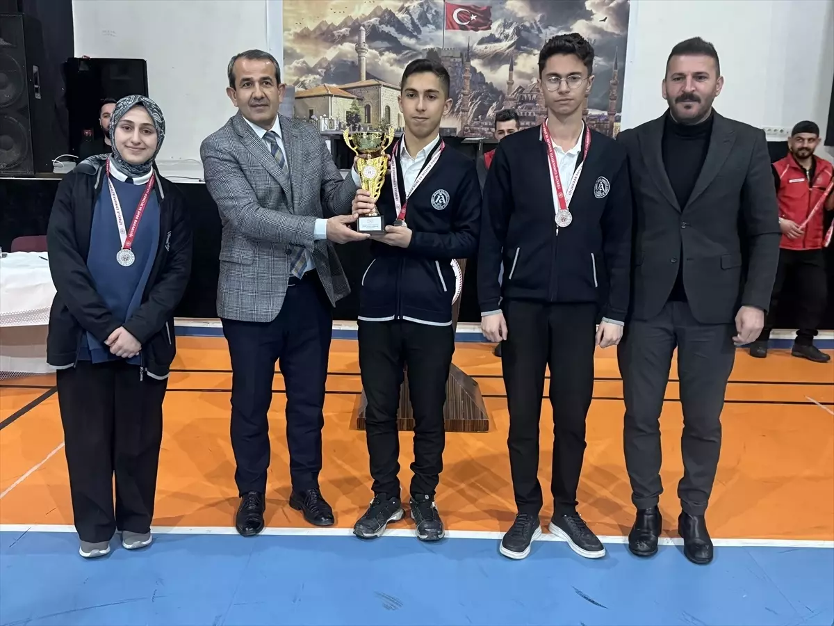 Yüksekova'da Liseler Arası Bilgi Yarışması Şemsettin Onay Anadolu Lisesi'ni Birincilikte Gösterdi