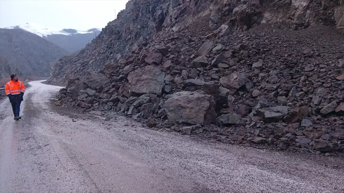Yüksekova’da Heyelan Yol Açığını Kapatıyor: Hakkari Karayolu Geçici Olarak Trafiğe Kapanıyor