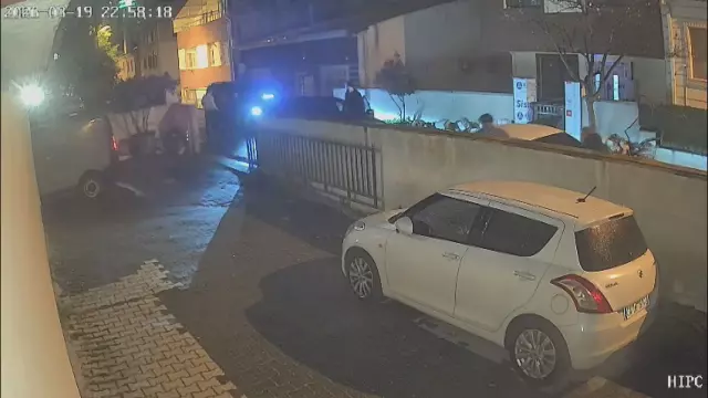 Olay yerinde toplanan polis araçları