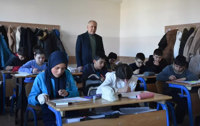 Okul bahçesinde yeni müdür