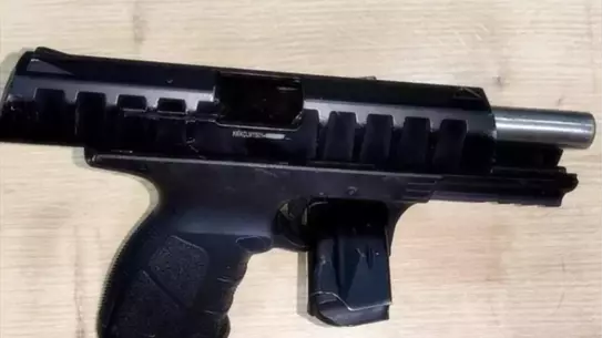 Ruhsatsız tabanca ve mermiler bulunan araç