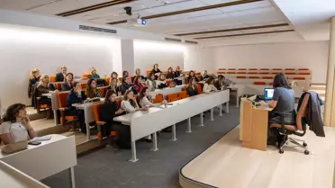 Mezuniyet töreninde sertifika dağıtımı