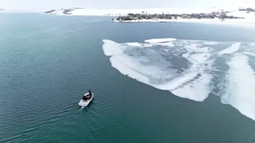 Nazik Gölü'nde buzların eriyişi