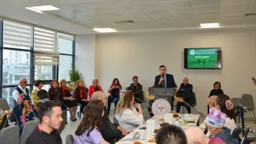 Etkinlikte yaşlılar ve genç gönüllüler bir arada