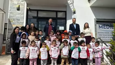 Kreş öğrencileri ve yaşlılar birlikte fotoğraf çektiriyor