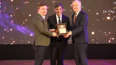 Üniversite töreninde ödül dağıtımı