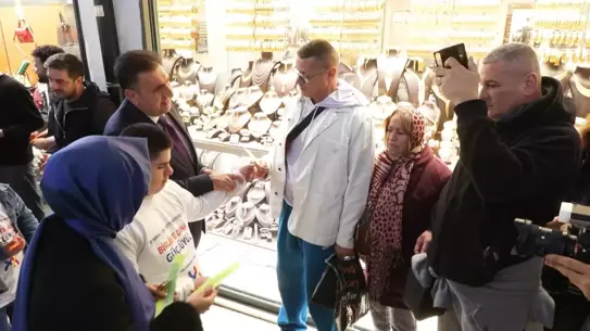 Yürüyüşteki renkli pankartlar