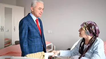 Ziyaret sırasında Vali Turan ve huzurevi sakinleri