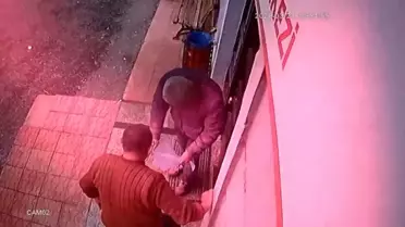 Sağlık merkezine girişte galoş takan bekçi