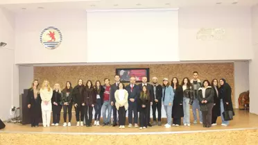 Konferansta sunum yapan konuşmacı