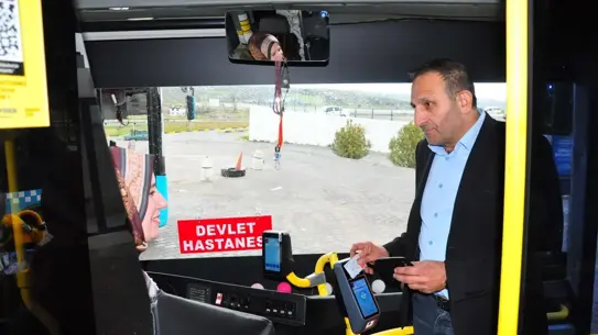 Derda Aktaş otobüs içinde