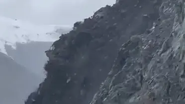 Heyelan sonrası yola düşen kaya parçaları