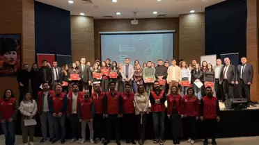 Yarışma sahnesinde Haktan Tuna Yapıcı ve Hayrunnisa Özmen