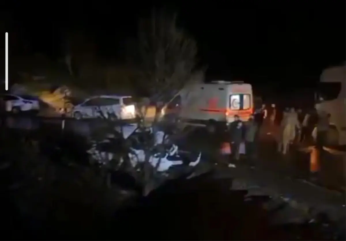 Şemdinli-Derecik Karayolunda Tır ve Otomobil Çarpıştı: 2 Yaralı