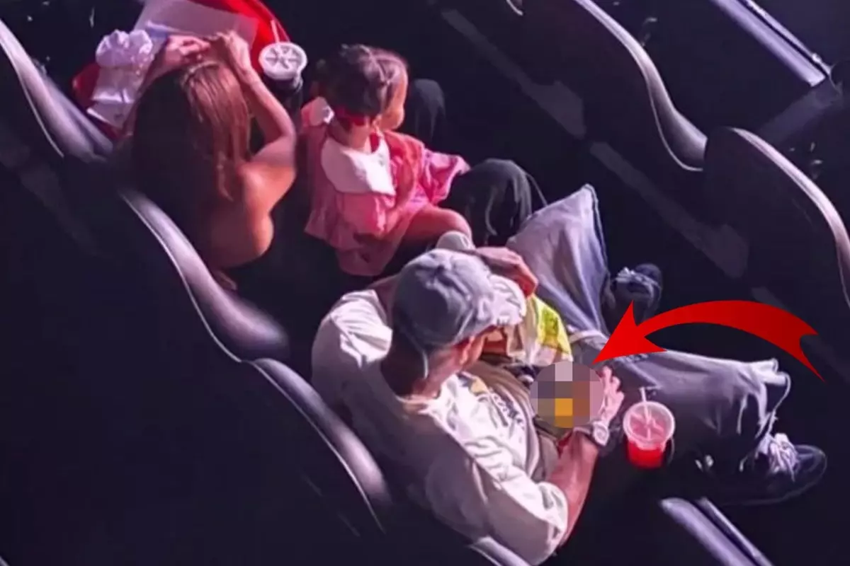 Neymar, Ailesiyle Sinemada Film İzlerken Telefonundan Kumar Oynadı