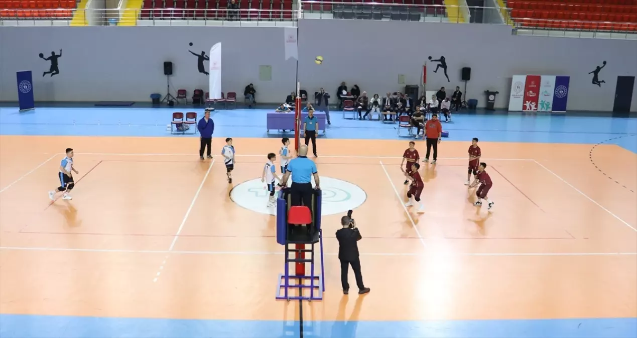 Yomra’da 12 Takımın Mücadelesi: Trabzon Voleybol Küçükler Yarı Finali Açıldı