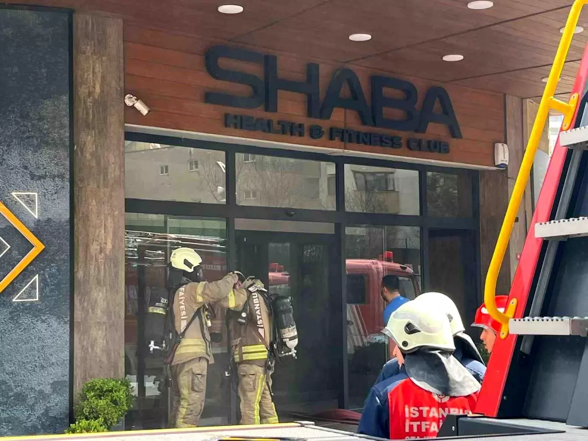 Üsküdar'da Spor Salonunda Çıkan Yangın Vatandaşları Panikletti