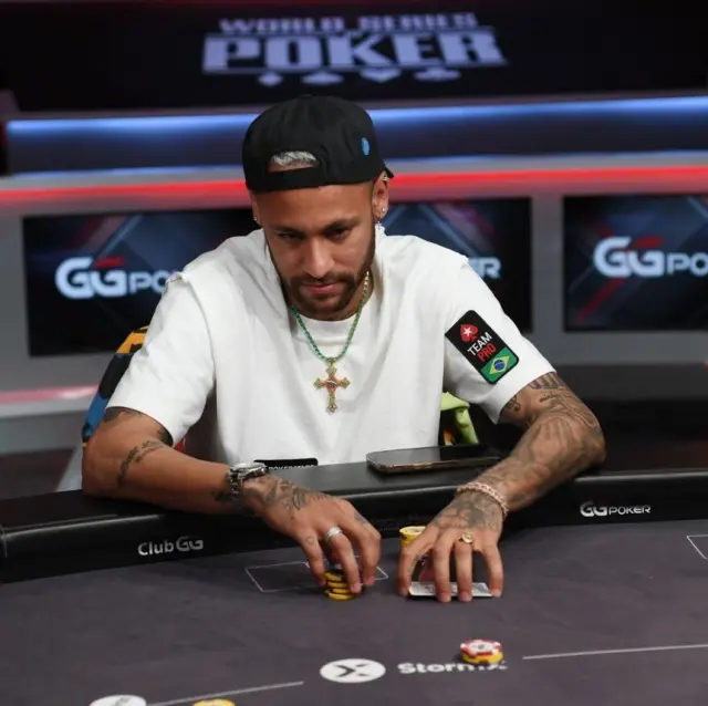 Neymar ve ailesi sinemada