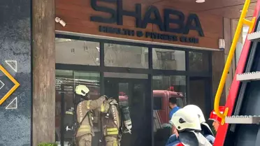 İtfaiye ekipleri yangını söndürürken