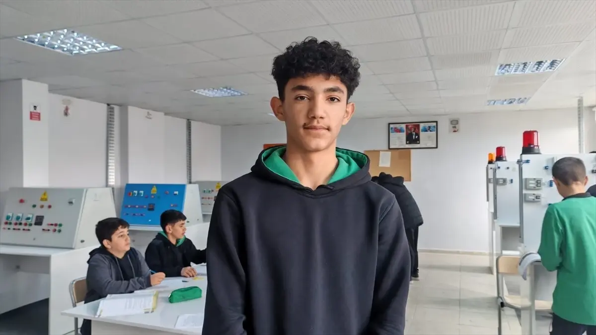 Karaçoban Lisesi Öğrencileri Elektrik Sorunlarını Çözerek Topluma Işık Tutuyor