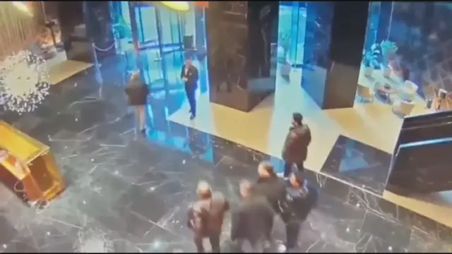 Mahkeme salonunda oturan aile