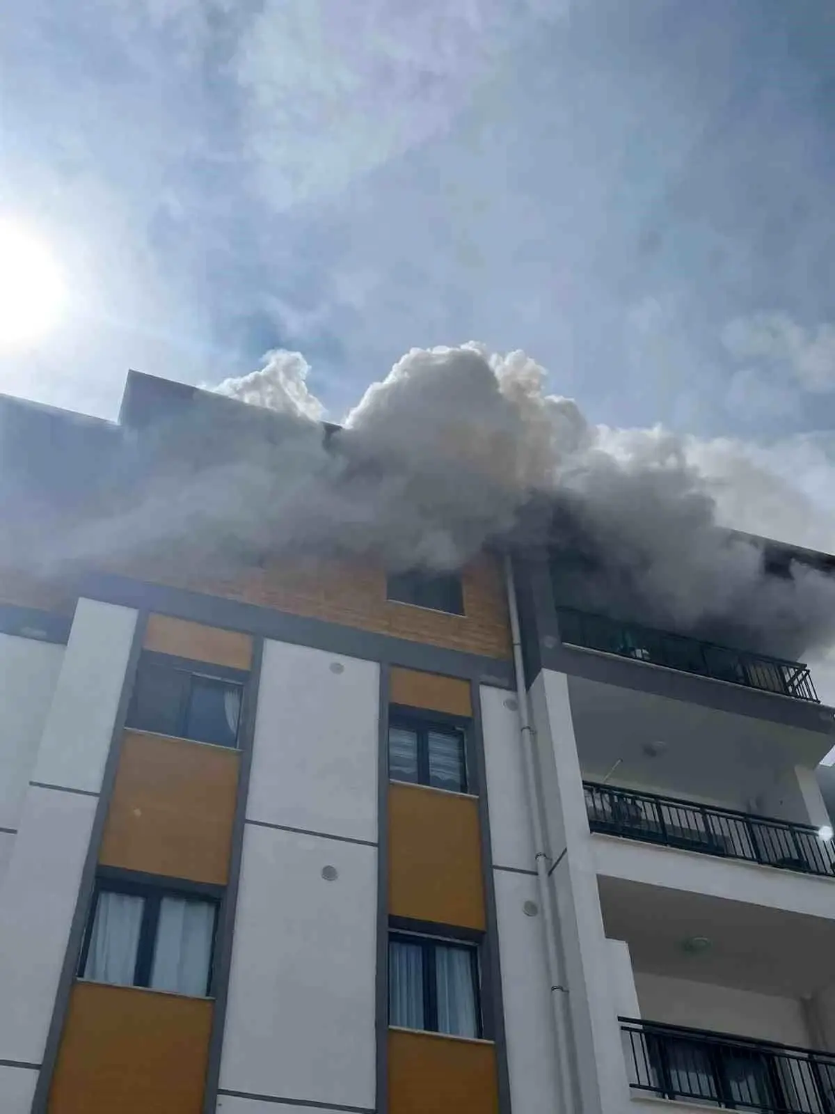 Antakya’da 5 Katlı Apartmanda Şiddetli Yangın: Üst Katlar Kullanılamaz Hale Geldi
