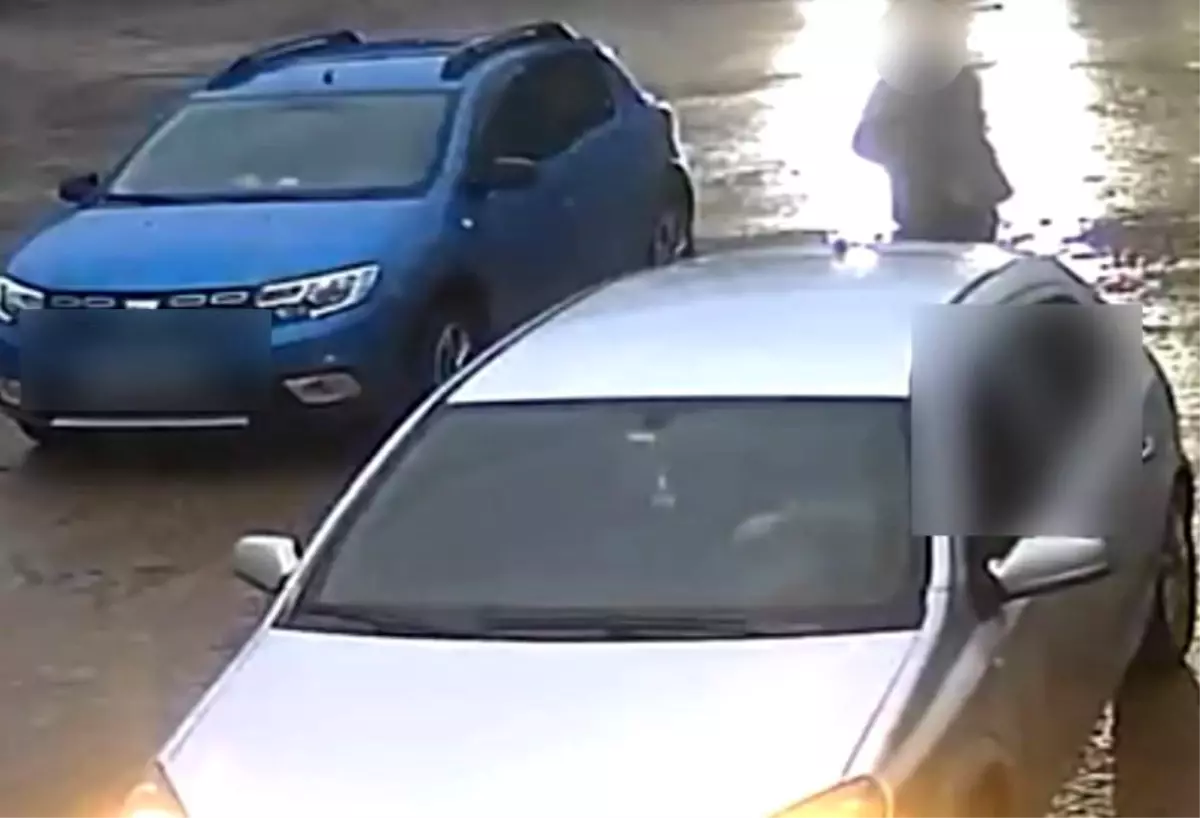 Elazığ’da Geri Dönüşte Korkutan An: Araç Sona Yakın Ezildi, Kişi Son Anda Kurtuldu