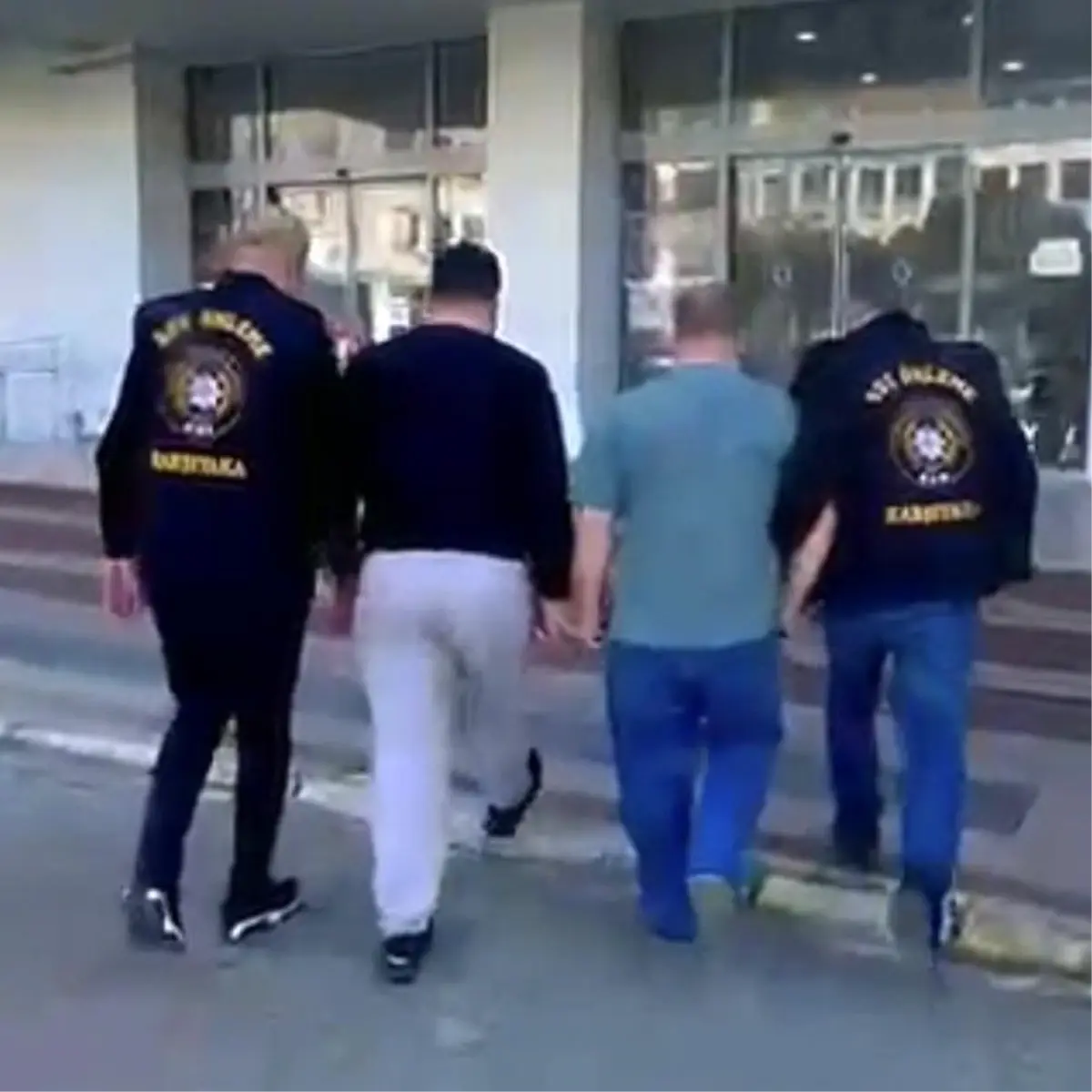 İzmir'de düzenlenen operasyonla iki şüpheli yakalandı