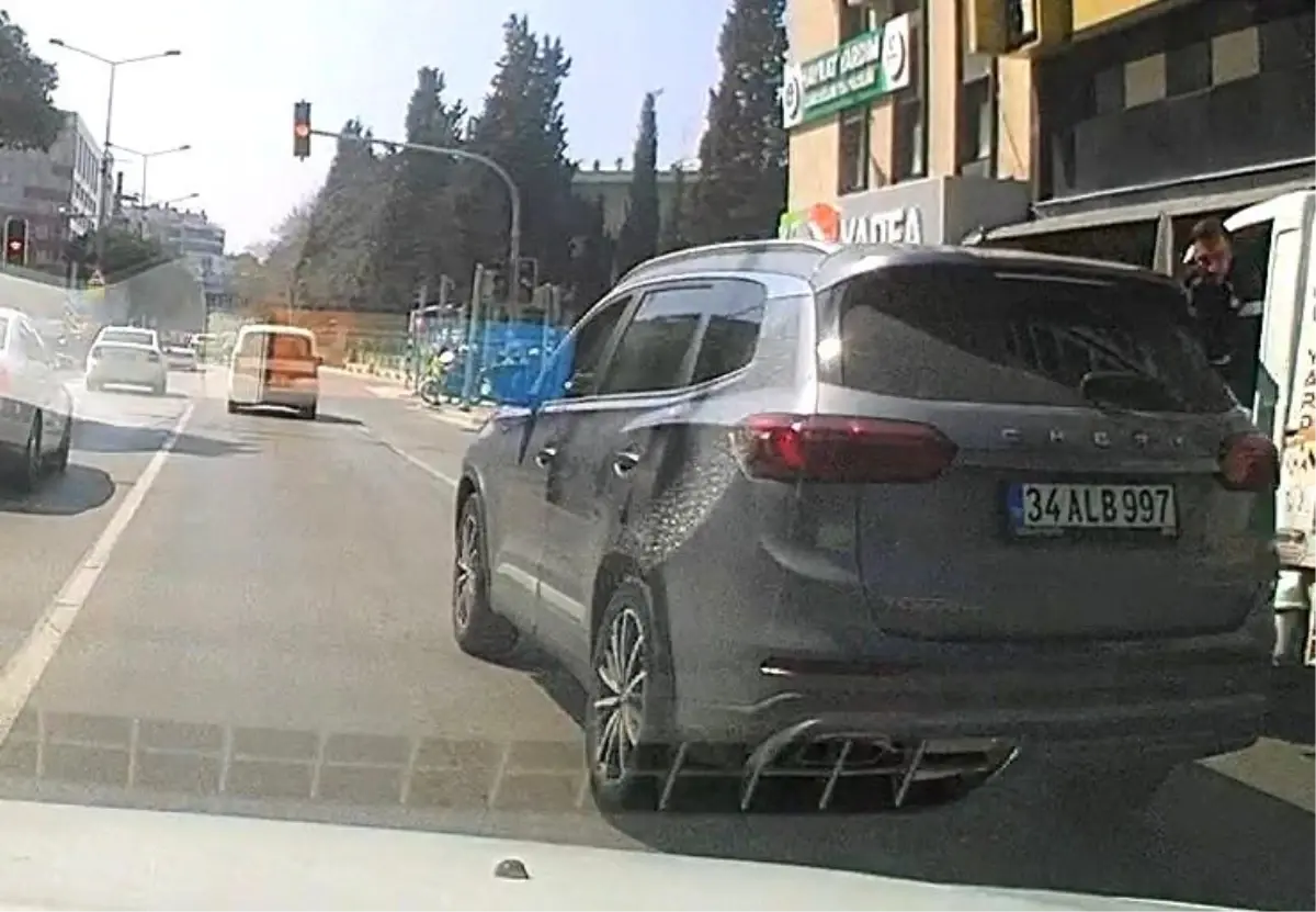 İzmir'de Ani Kırmızı Işık İhlali Trafiği Tehlikeye Soktu