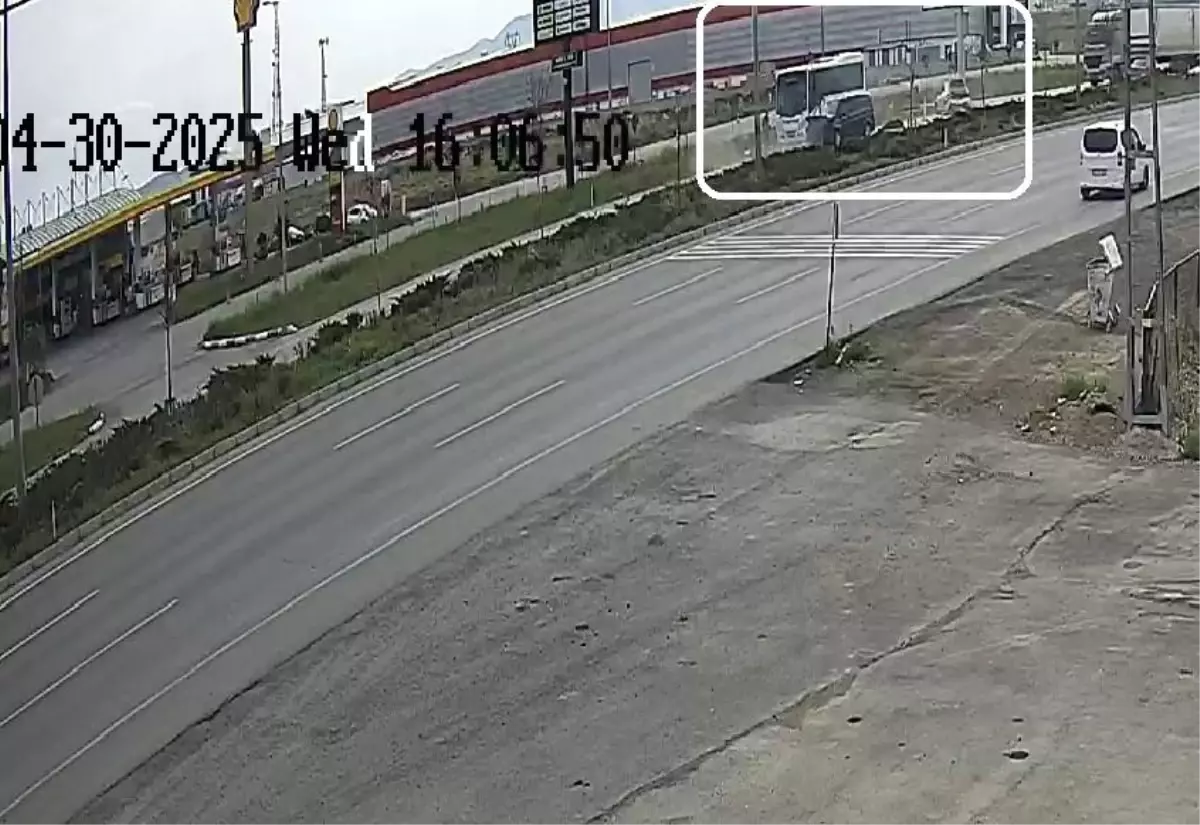 Kayseri'de Trafik Kazası: Köpek Kurtarmaya Çalışan İki Kişi Hayatını Kaybetti