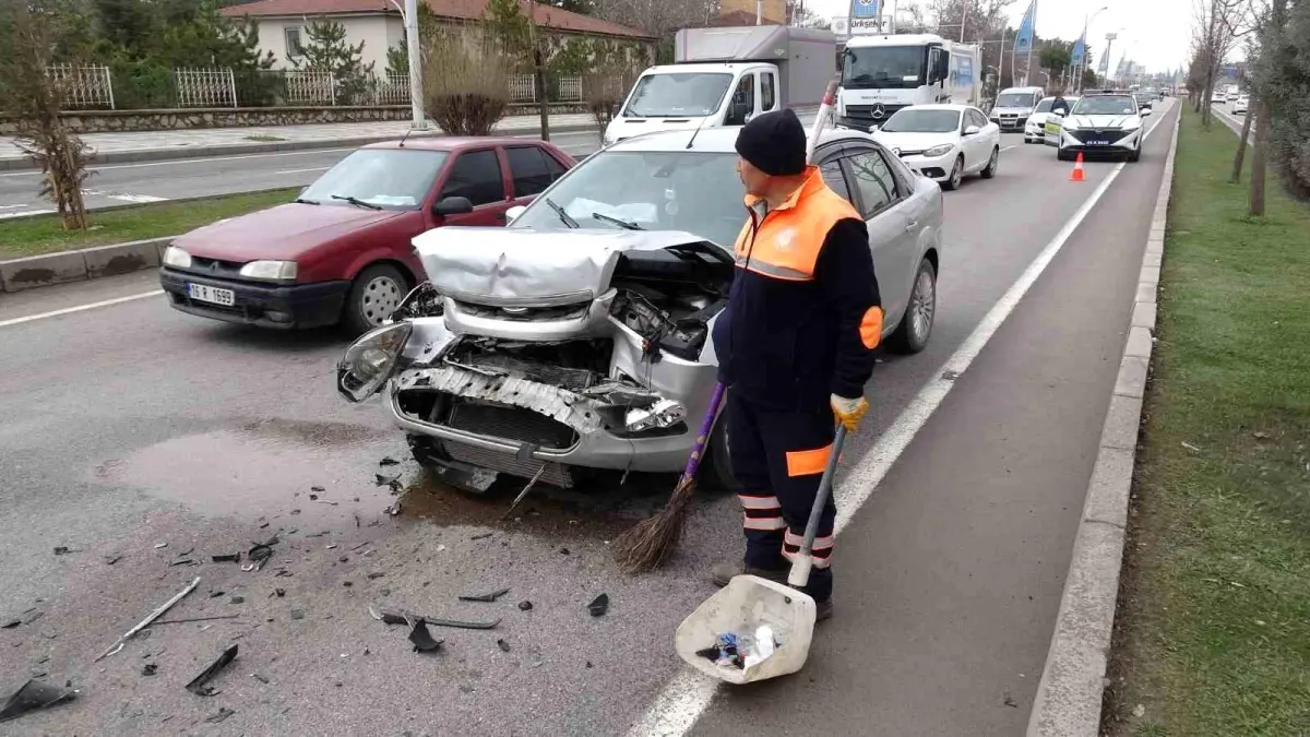 Malatya’da İki Araç Çarpıştı: Bir Kişi Hafif Yaralı