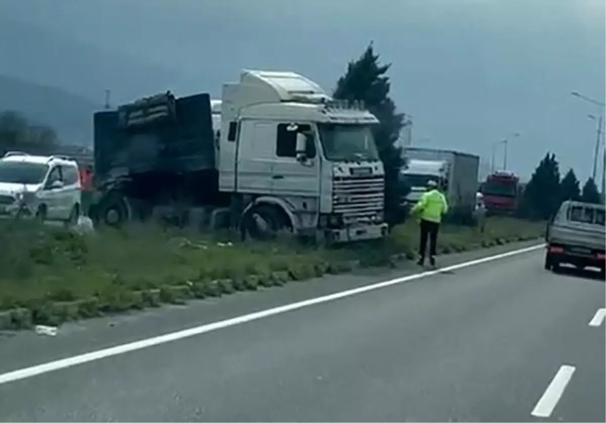 Manisa’nın Salihli İlçesinde Tır ile Kamyon Çarpıştı: İki Sürücü Hastaneye Kaldırıldı