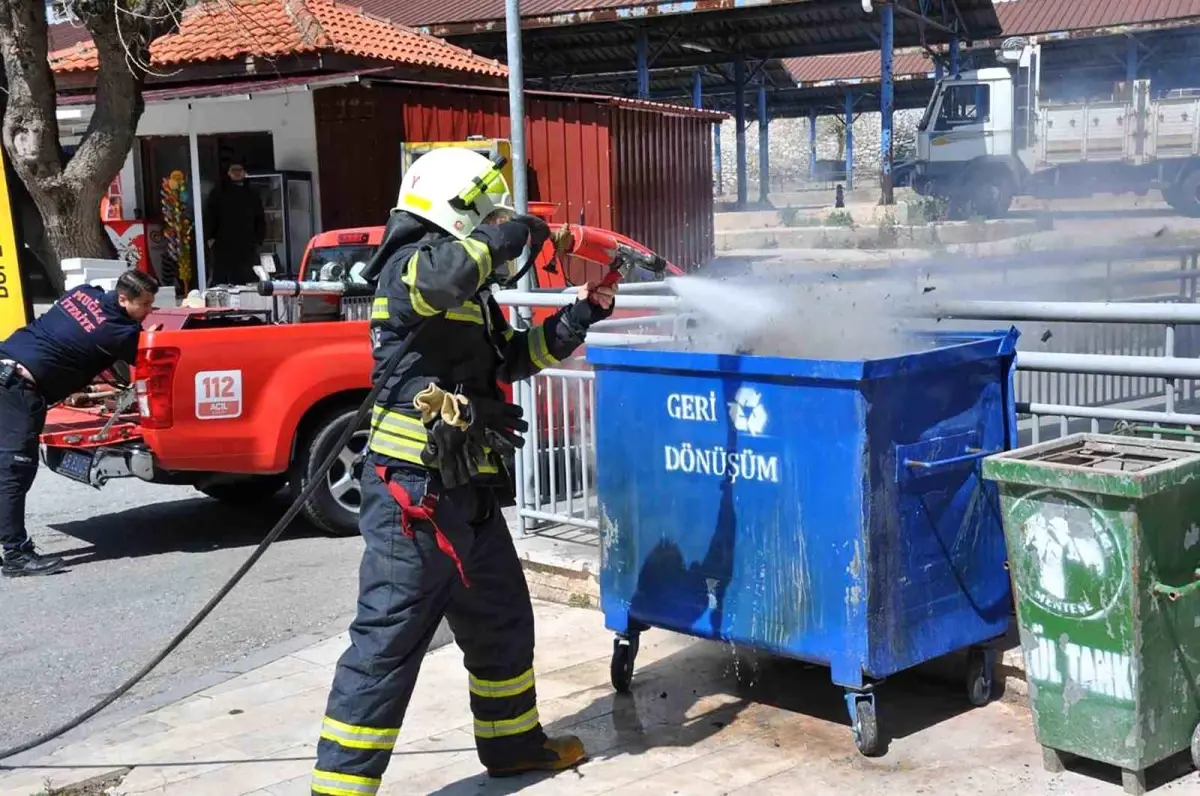 Menteşe'de Çöp Konteyneri Yangını Kontrol Altına Alındı