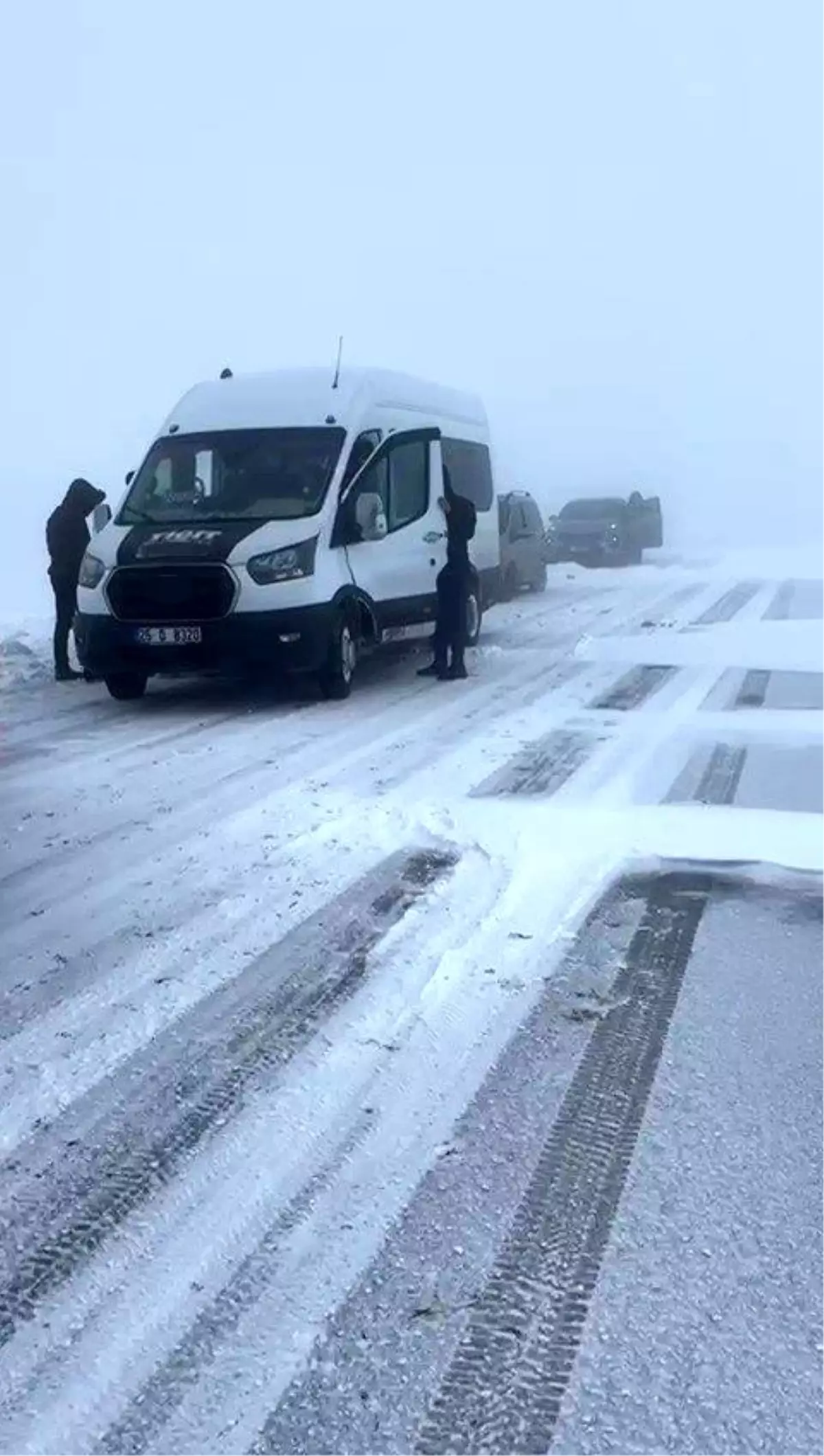 Palandöken Geçidinde Şiddetli Kar ve Tipi Nedeniyle Araçlar Saatlerce Mahsur Kaldı