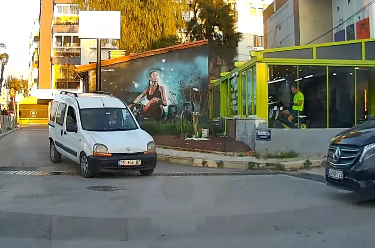 İzmir'de Tek Yönlü Yola Ters Giriş Yapan Sürücü Görüntülendi