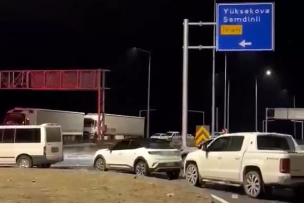 Yüksekova'da Heyelan Van-Hakkari Karayolunu Kapatıyor: Yüzlerce Araç Kilitlendi