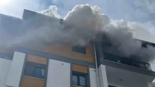 Antakya’da 5 Katlı Apartmanda Şiddetli Yangın: Üst Katlar Kullanılamaz Hale Geldi