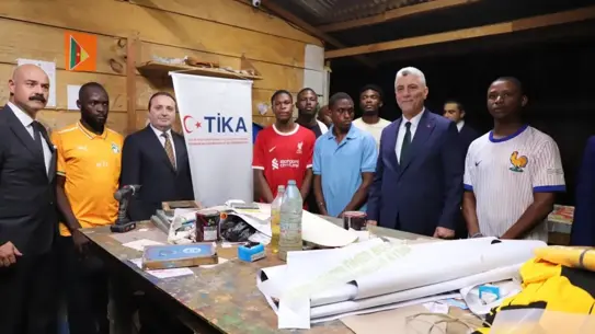 TİKA serigrafi atölyesinde gençler çalışırken