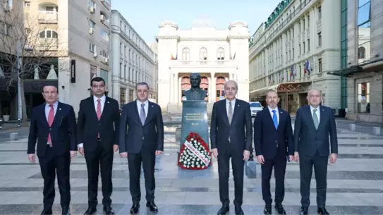 Atatürk Anıtı ve çelenk bırakılan sahne