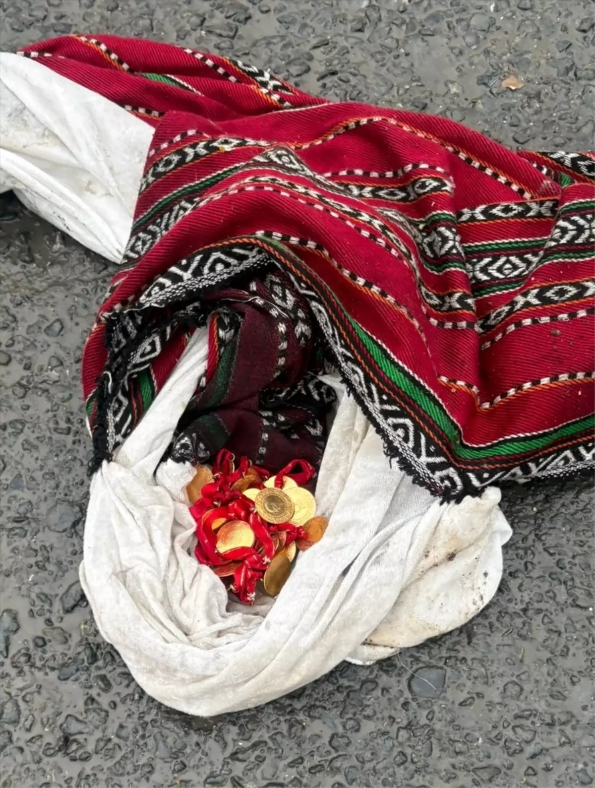 Esenyurt'ta Çöpe Atılan 1,2 Milyon Liralık Altınlar Sahiplerine Teslim Edildi